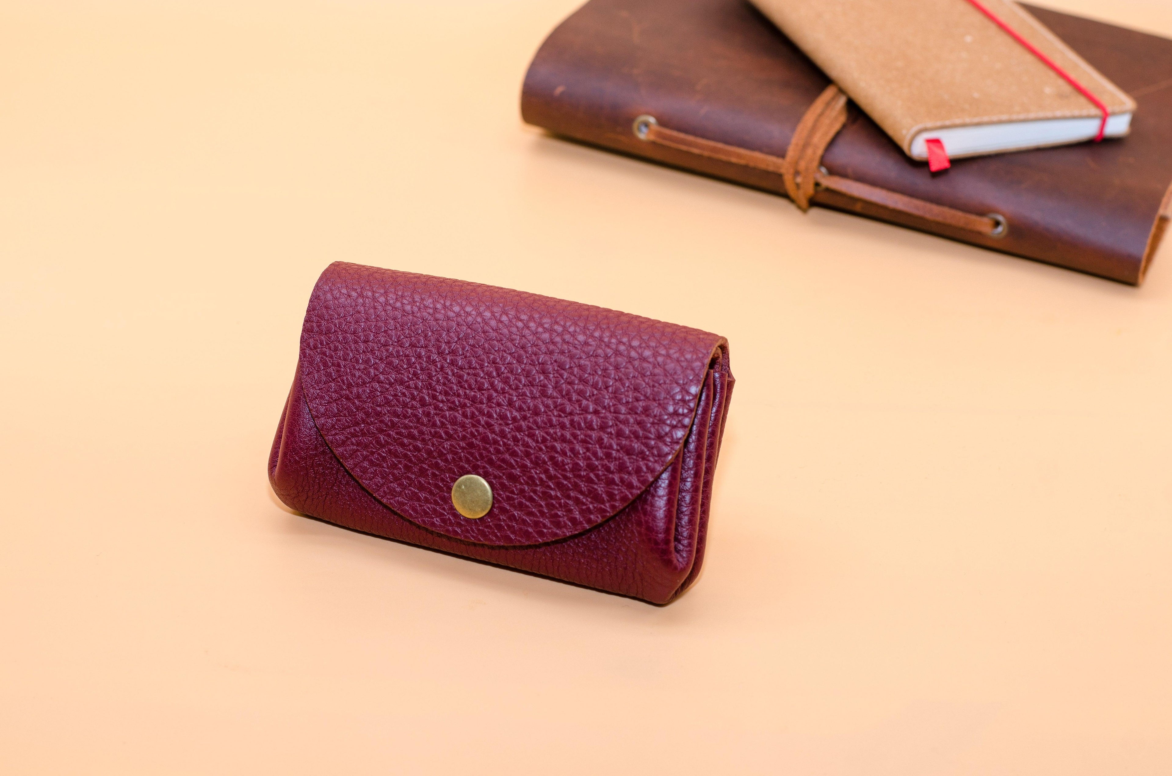 Kleiner Geldbeutel für Damen. Minimalistische Brieftasche als Geschenkidee. Schlanke und praktische Geldbörse (11,5x8x3,5 cm)