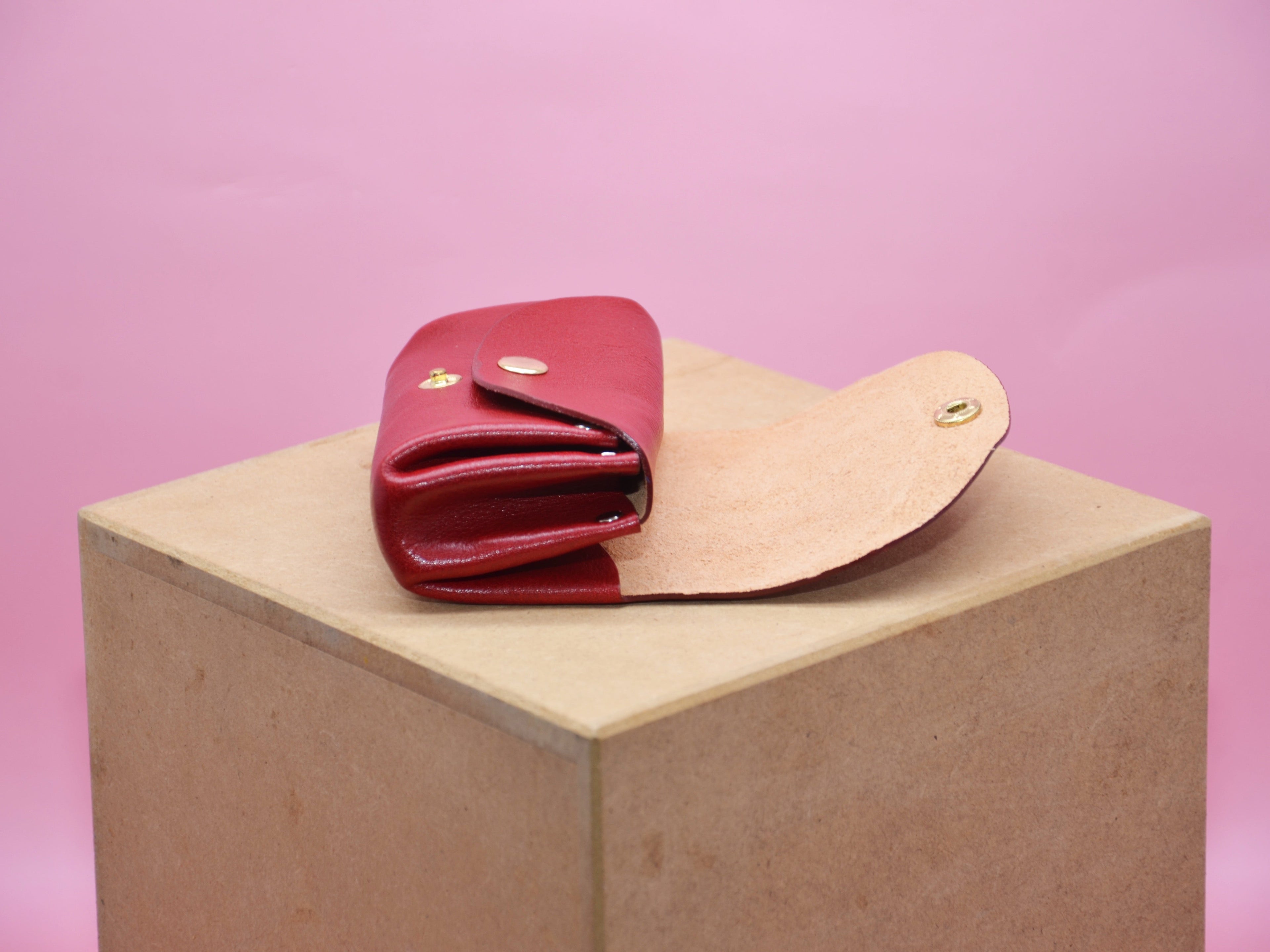 Minimalistisches Portemonnaie für Frauen. Geschenke für Sie. Schlanke Brieftasche.Kleine Geldbeutel für Damen. Größe cir. 11,5x8x3,5cm.