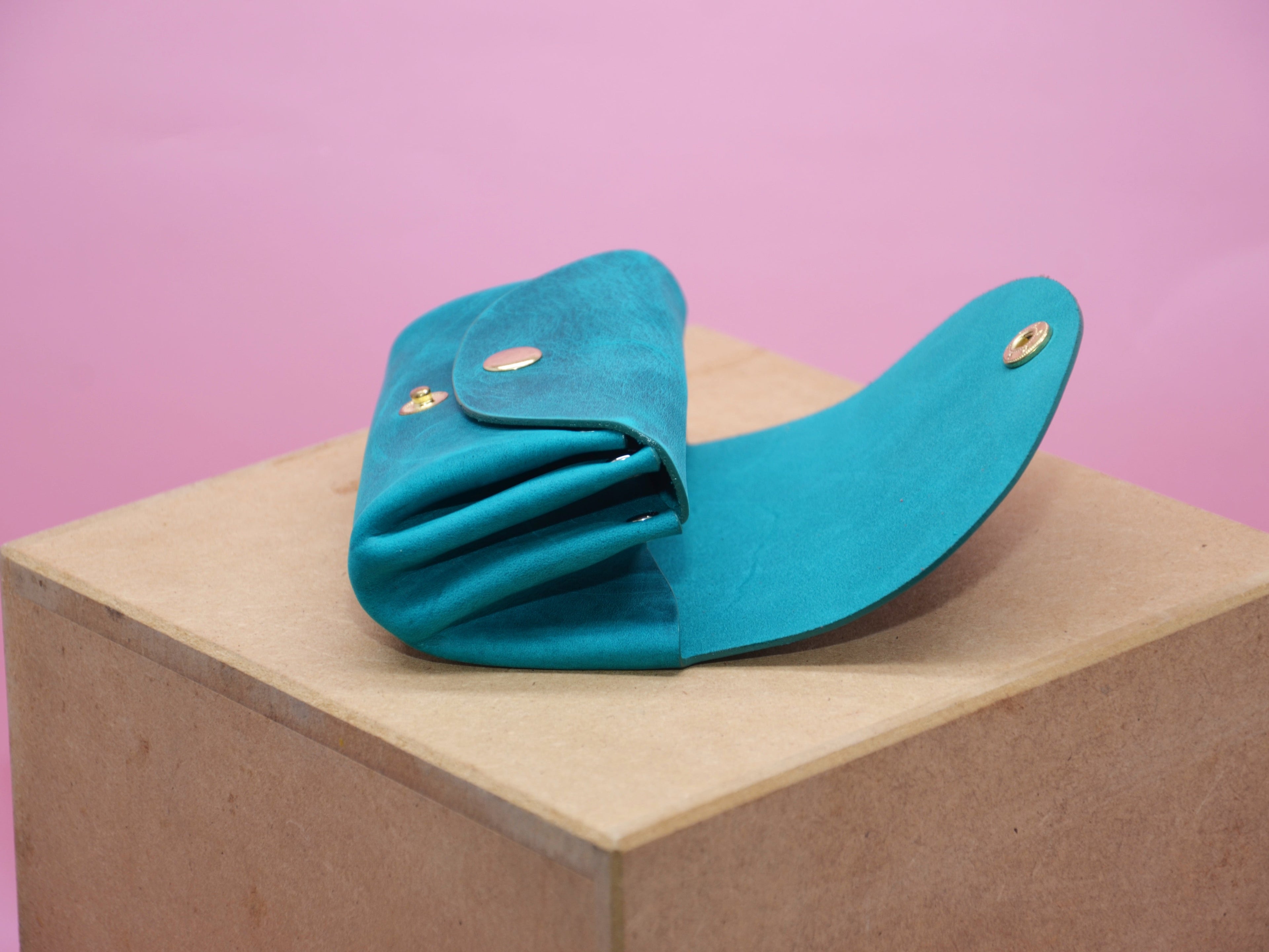 Minimalistisches Portemonnaie für Frauen. Geschenke für Sie.Größe cir. 11,5x8x3,5cm. Türkis