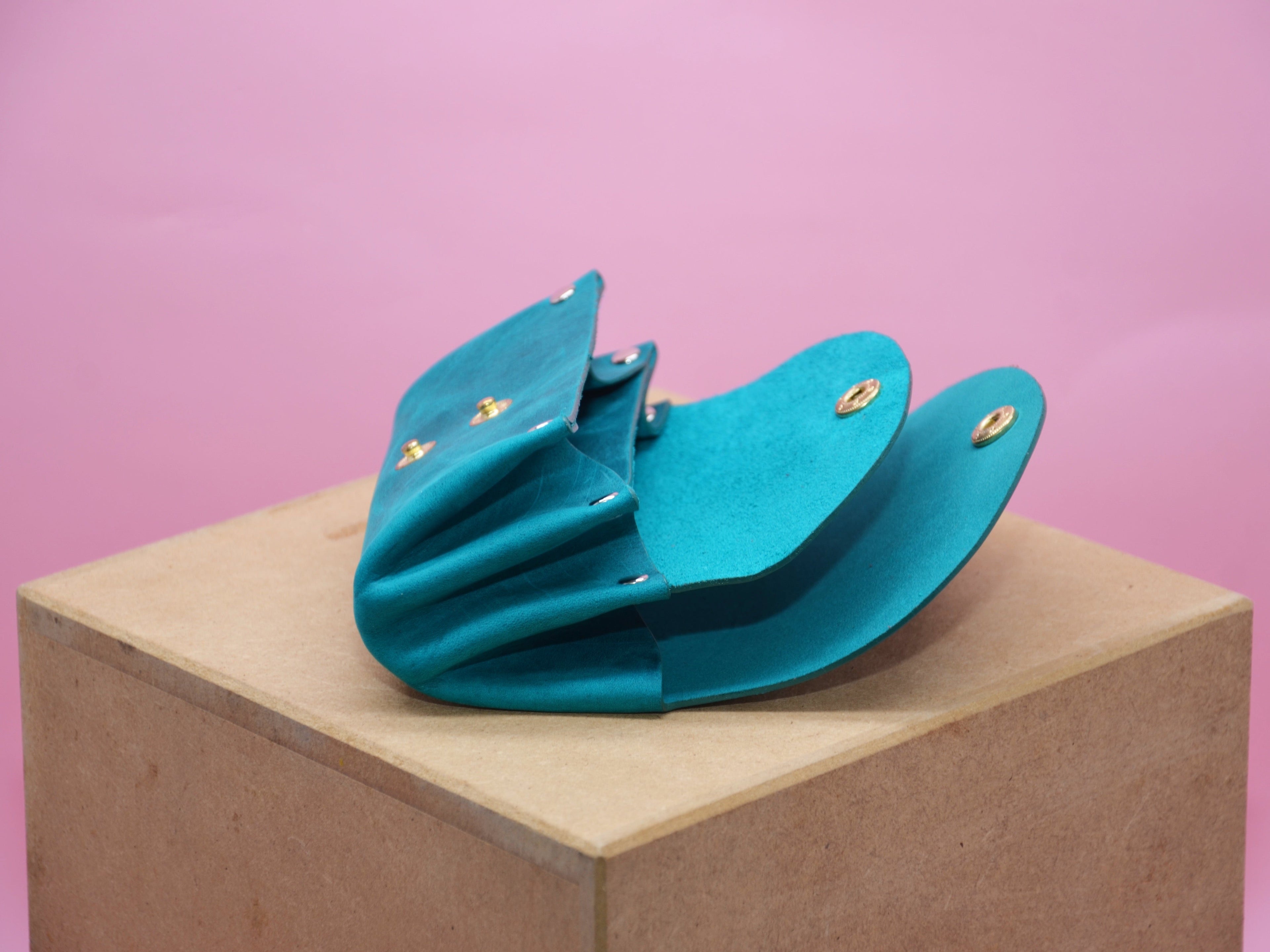 Minimalistisches Portemonnaie für Frauen. Geschenke für Sie.Größe cir. 11,5x8x3,5cm. Türkis