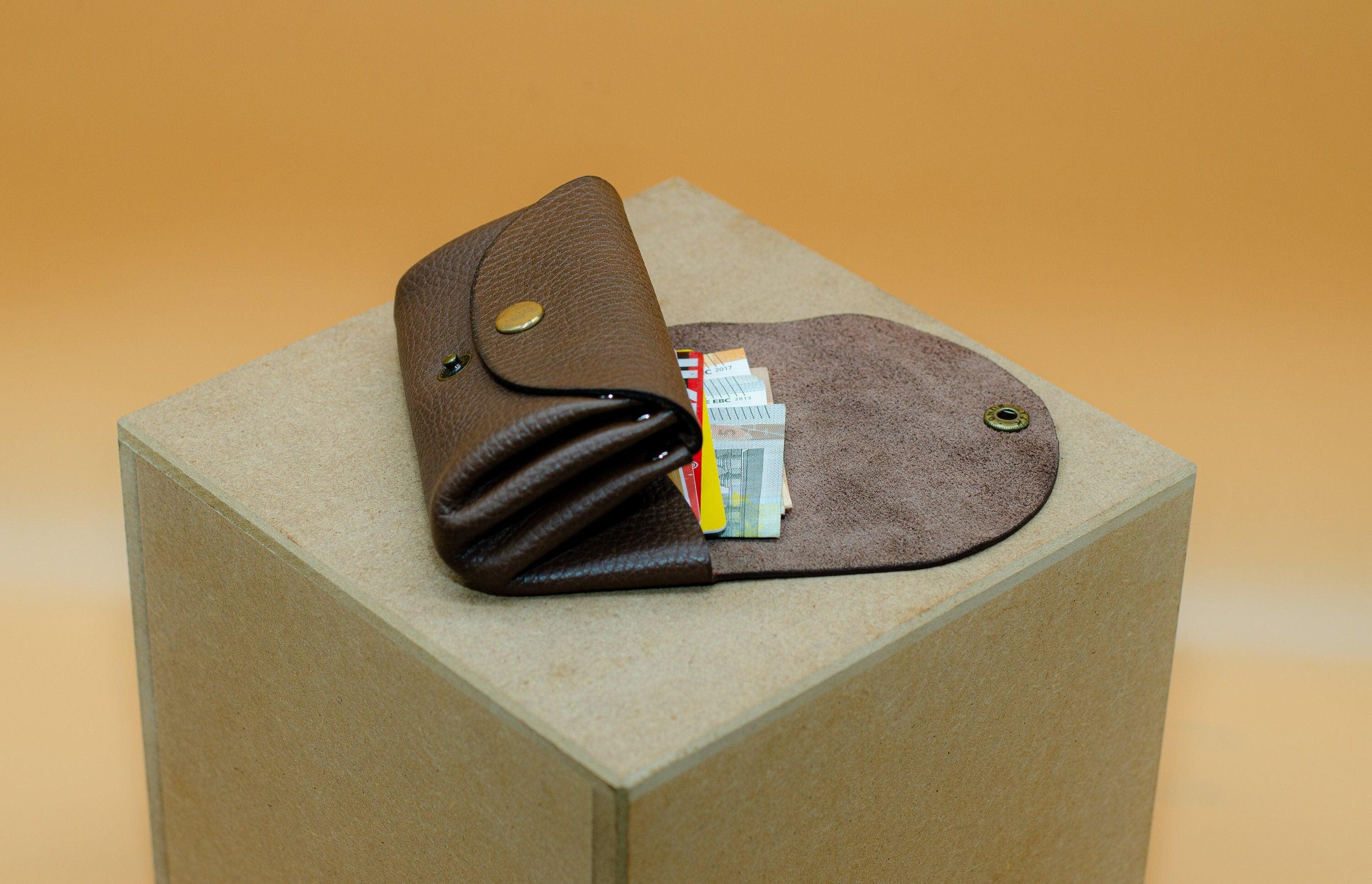 Kleine Geldbeutel für Damen. Minimalistisches Portemonnaie für Frauen. Geschenke für Sie. Schlanke Brieftasche. Größe cir. 11,5x8x3,5cm.